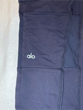 Alo High-Rise Navy Leggings with cargo pockets and  Logo
